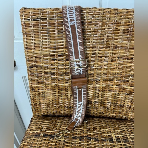 Steve Madden Adjustable + Removable Strap - Picture 4 of 6